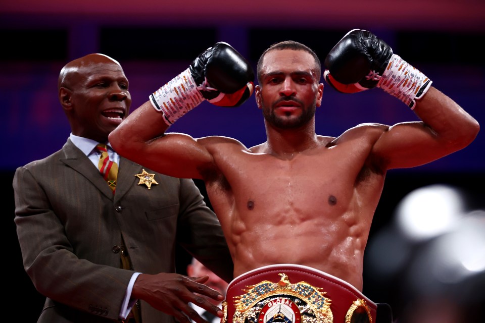 Harlem Eubank célèbre sa victoire WBO aux côtés de Chris Eubank Sr.
